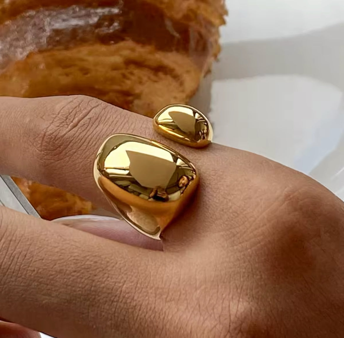 Bague Dorée Sculpturale – Design Ouvert Élégance