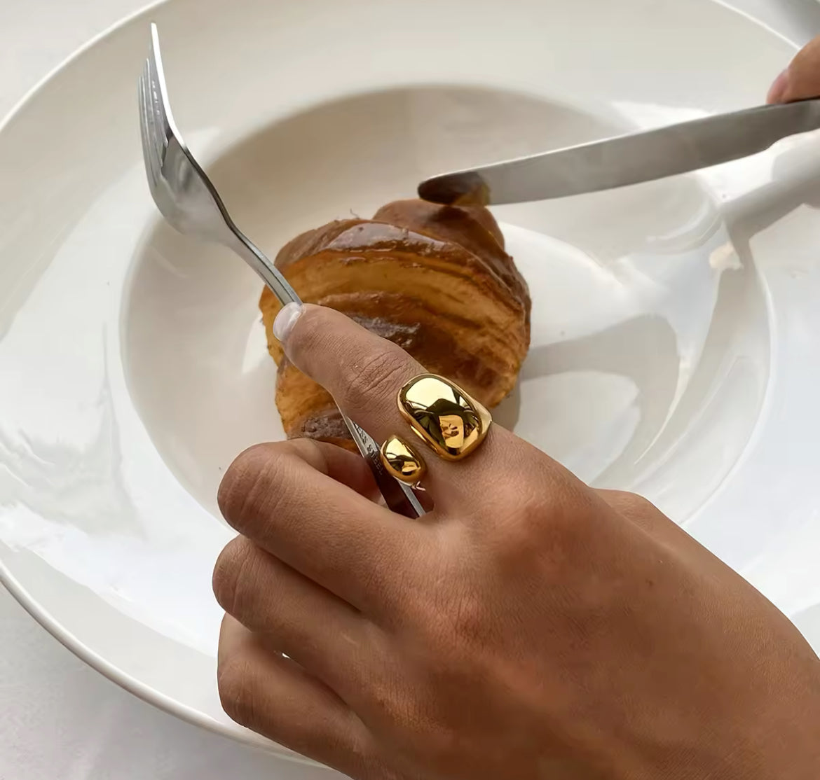 Bague Dorée Sculpturale – Design Ouvert Élégance