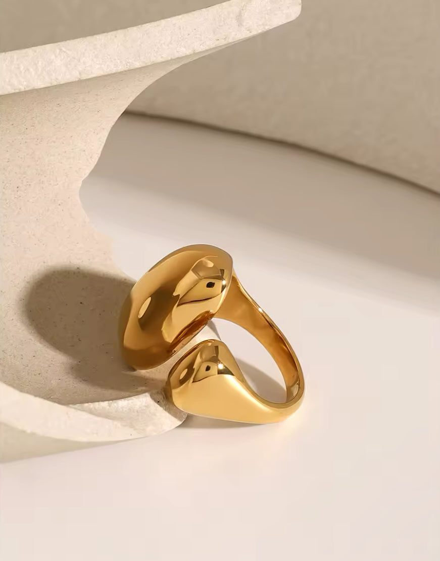 Bague Dorée Sculpturale – Design Ouvert Élégance