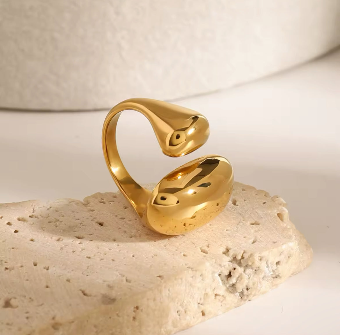 Bague Dorée Sculpturale – Design Ouvert Élégance